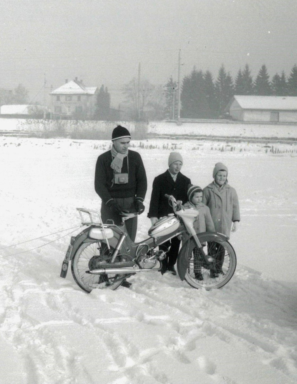 Seegfr__rne 1963 Siegfried Baldauf mit den Schallert-Kindern Foto Schallert BERICHT Februar 2023.jpg
