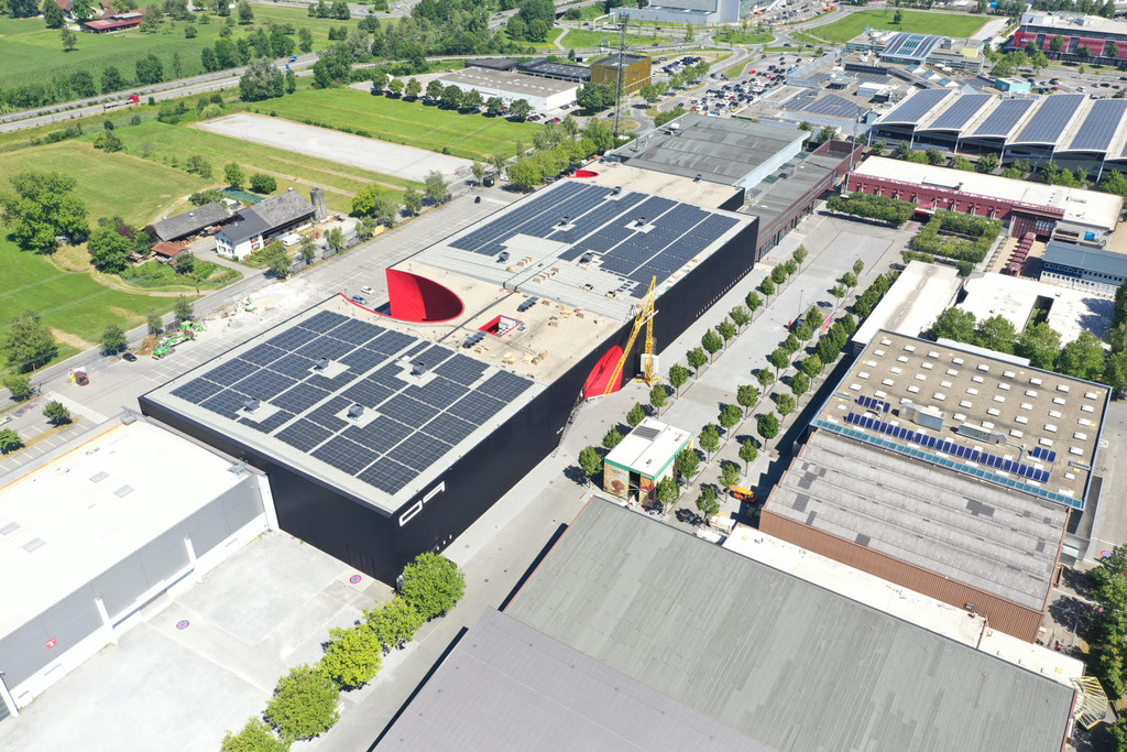Aufbau der PV-Anlage auf dem Messequartier Dornbirn.JPG