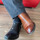 Gehen in unterschiedlichen Schuhen