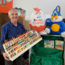 Der  Lochauer Sammelprofi Kurt Prenner-Platzgummer beim Aufbau seiner Ausstellung „50 Jahre Kinder-Überraschungs-Ei“ im GWL in B