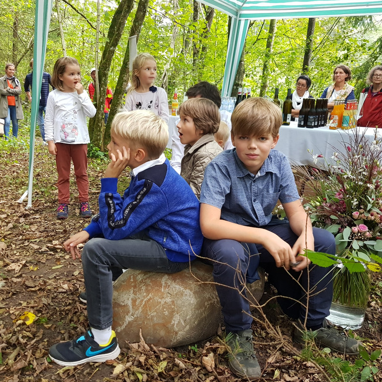 Kinder im Laubparkett.jpg