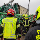 Kran stürzte auf Lkw