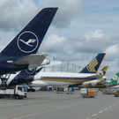 Seniorinnen und Senioren am Flughafen in München