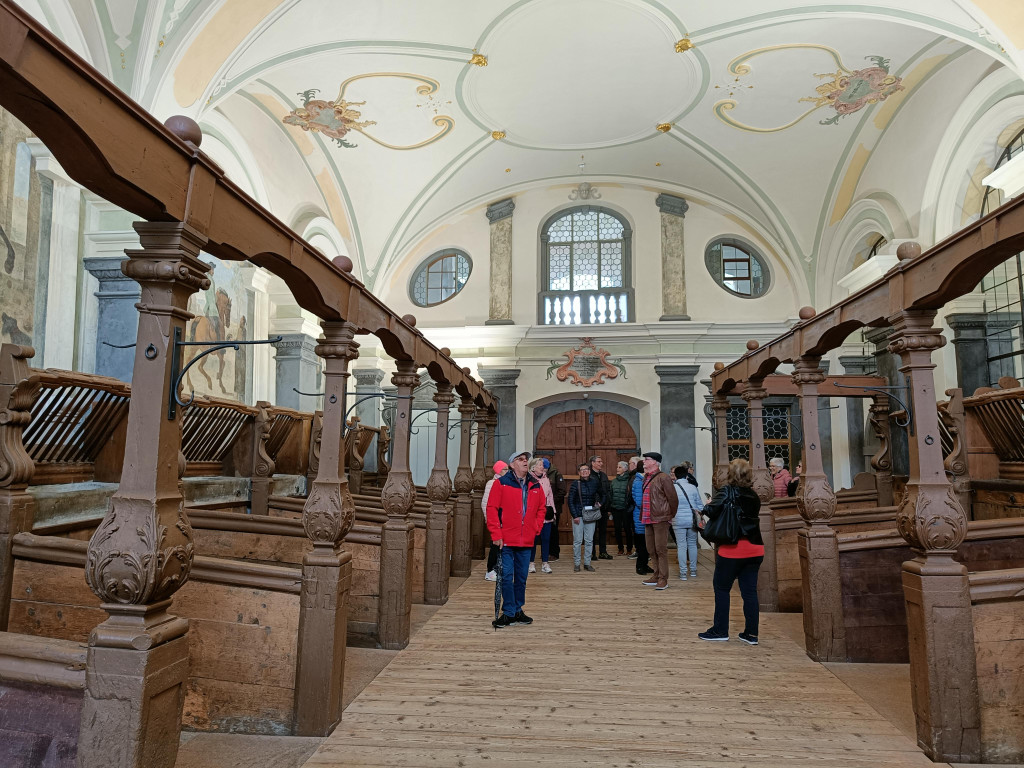 Geschnitzte Pferdeboxen im Marstall.jpg