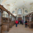 Geschnitzte Pferdeboxen im Marstall.jpg