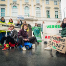 Global 2000: Protest gegen Nehammer und E-Fuels