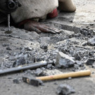 Klimakleber musste in Berlin von Beamten aus dem Asphalt gesägt werden - Mischa Bareuther