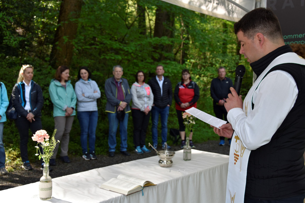 05 Segnung durch Pfarrer Paul Nicualesi __ MG Rankweil.jpg