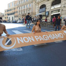 ultima_generazione_attiviste_nude_blocco_stradale.jpeg
