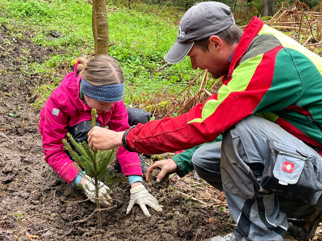 Wald EXKURSION Volkssch__ler by Hehle Paul 02-05-2023 _4_.jpg