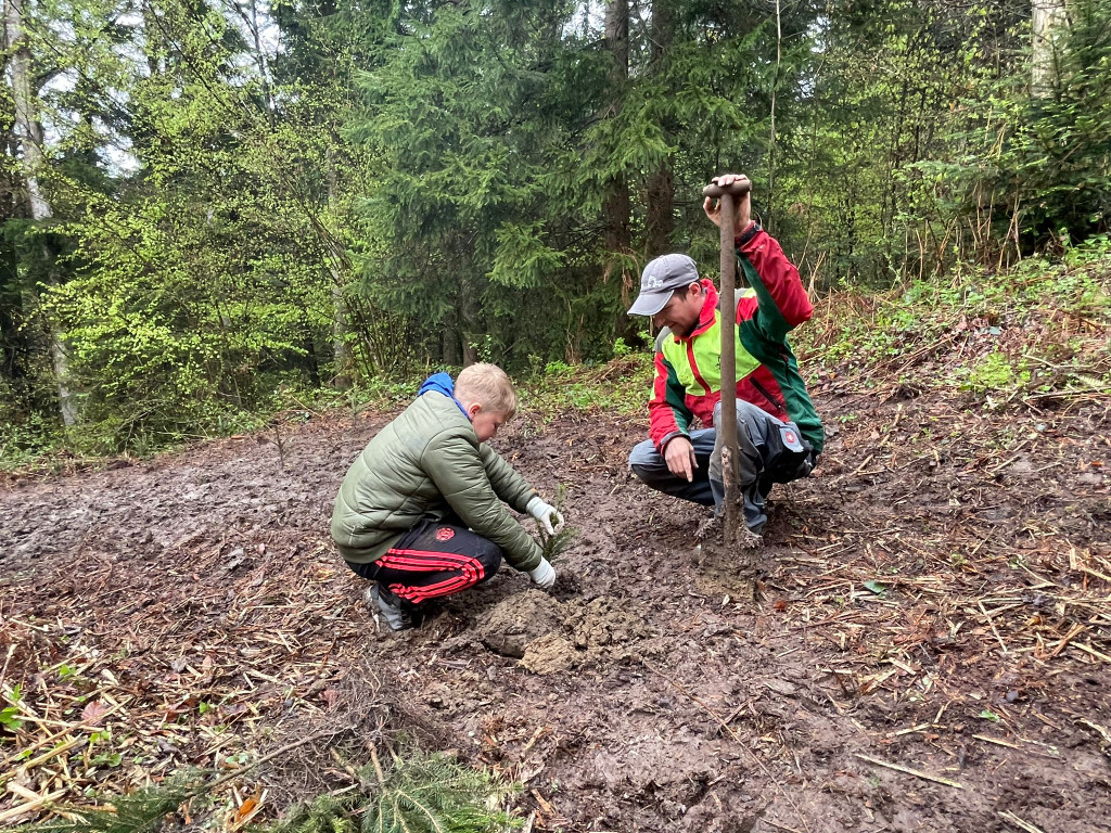 Wald EXKURSION Volkssch__ler by Hehle Paul 02-05-2023 _6_.jpg