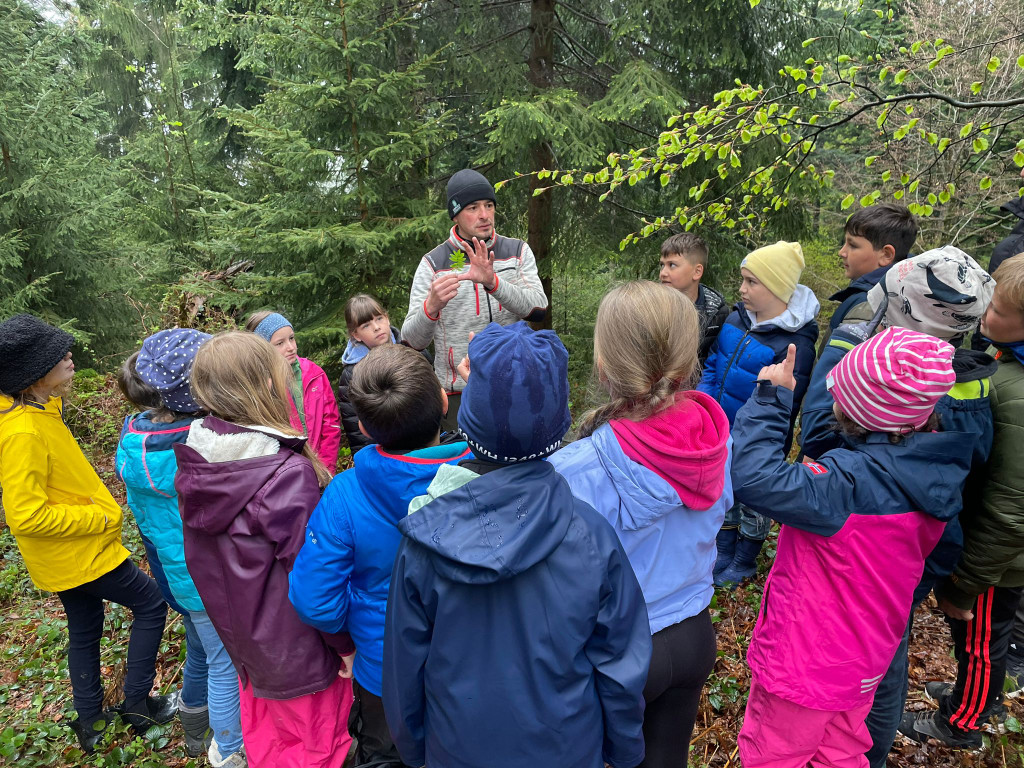 Wald EXKURSION Volkssch__ler by Hehle Paul 02-05-2023 _8_.jpg