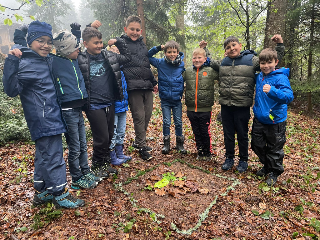 Wald EXKURSION Volkssch__ler by Hehle Paul 02-05-2023 _13_.jpg