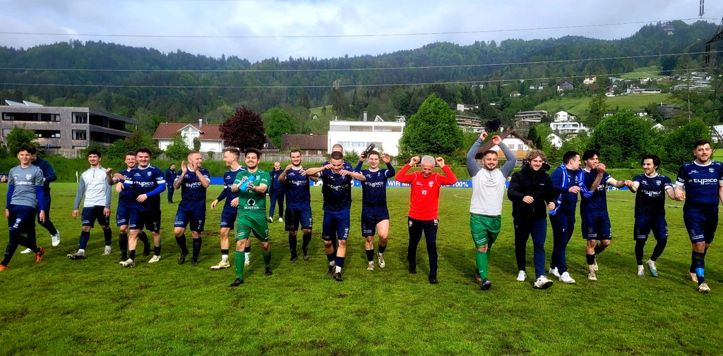 Lochau Fu__ball SVL B KAMPFMANNSCHAFT feiert Stadion ALLGEMEIN Mai 2023 _2_.jpg