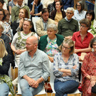 Verena Roßbacher in der Stadtbibliothek