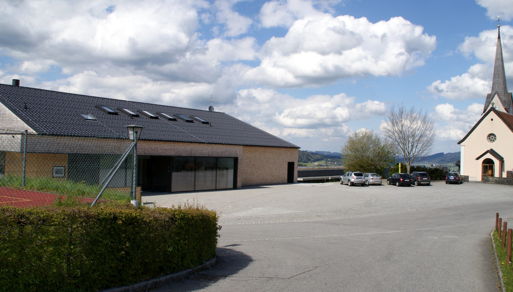 Gemeindesaal-Dorfplatz Buch.JPG