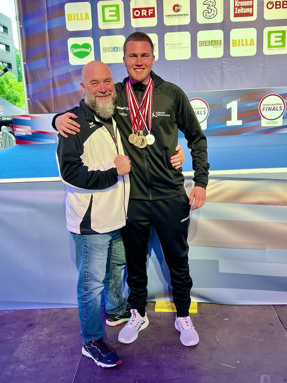 Adrian mit Coach Hannes.JPG