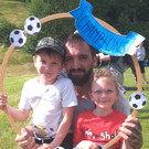 „Mein Papa ist der Champion, mein Papa ist der Held. Wie schön, wenn Papa mich in seinen starken Armen hält.“