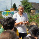 Imker-Besuch zum Schulschluss