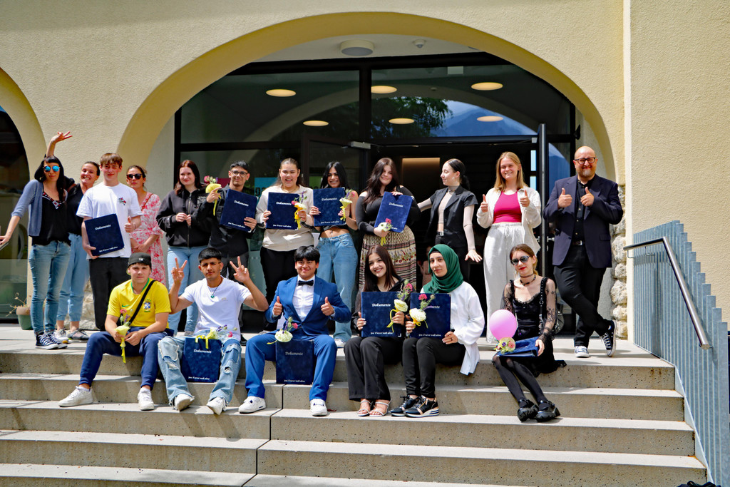 Absolvent_innen des Albatros Kursjahres 2023.JPG