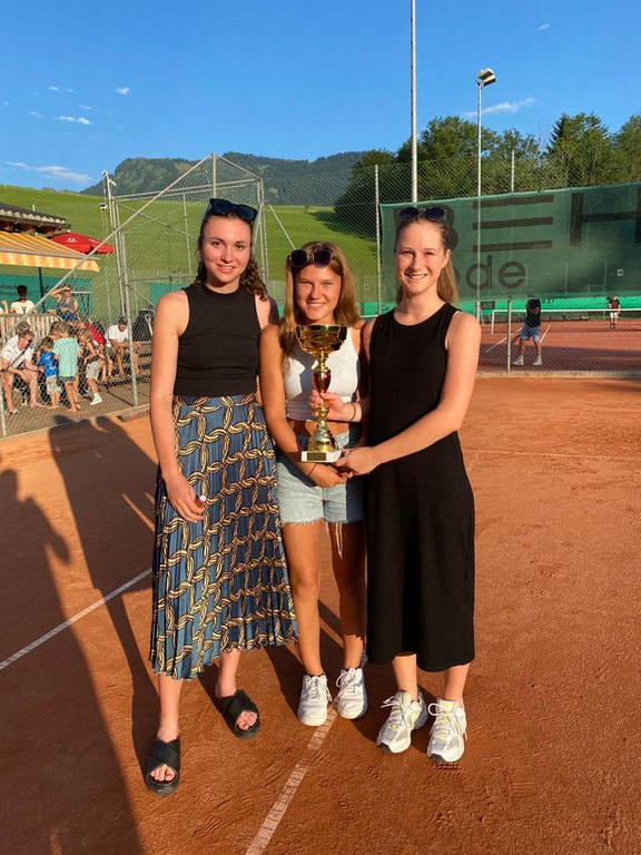 Die Damen Doppel Siegerinnen Pia und Lea zusammen mit unserer Fotografin Johanna.jpg