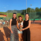 Die Damen Doppel Siegerinnen Pia und Lea zusammen mit unserer Fotografin Johanna.jpg