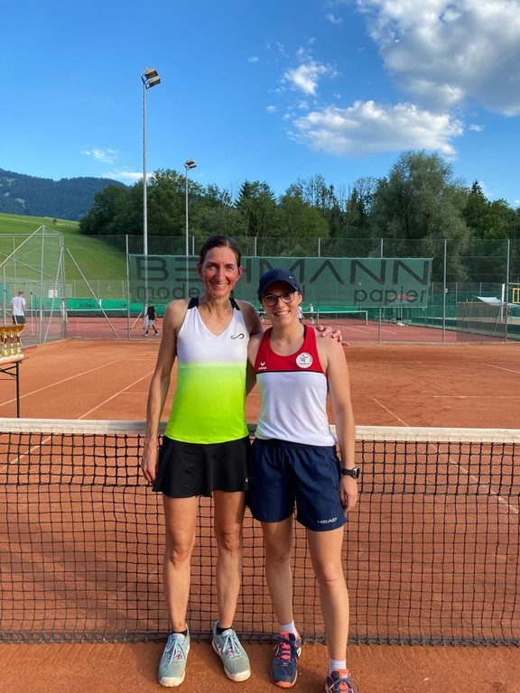 Finalistinnen Einzel Damen Sandra Nussbaumer und Siegerin Doris Bereuter___.jpg