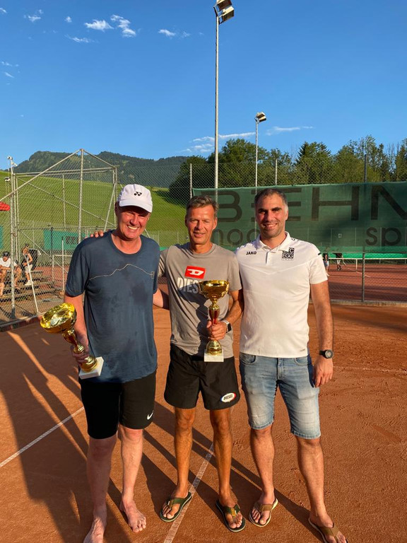 Sieger 50 Plus Mitte Thomas Bischof und ganz links Finalist Dietmar Natter.jpg