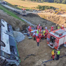 Bus in Krems von Brücke gestürzt: Mehrere Verletzte, auch Kinder