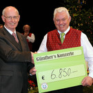 G__nthers Weihnachtskonzert 2013 - Obmann Heinz Wohlgenannt mit G__nther Lutz - Aufnahme Wolfgang Efferl.jpg