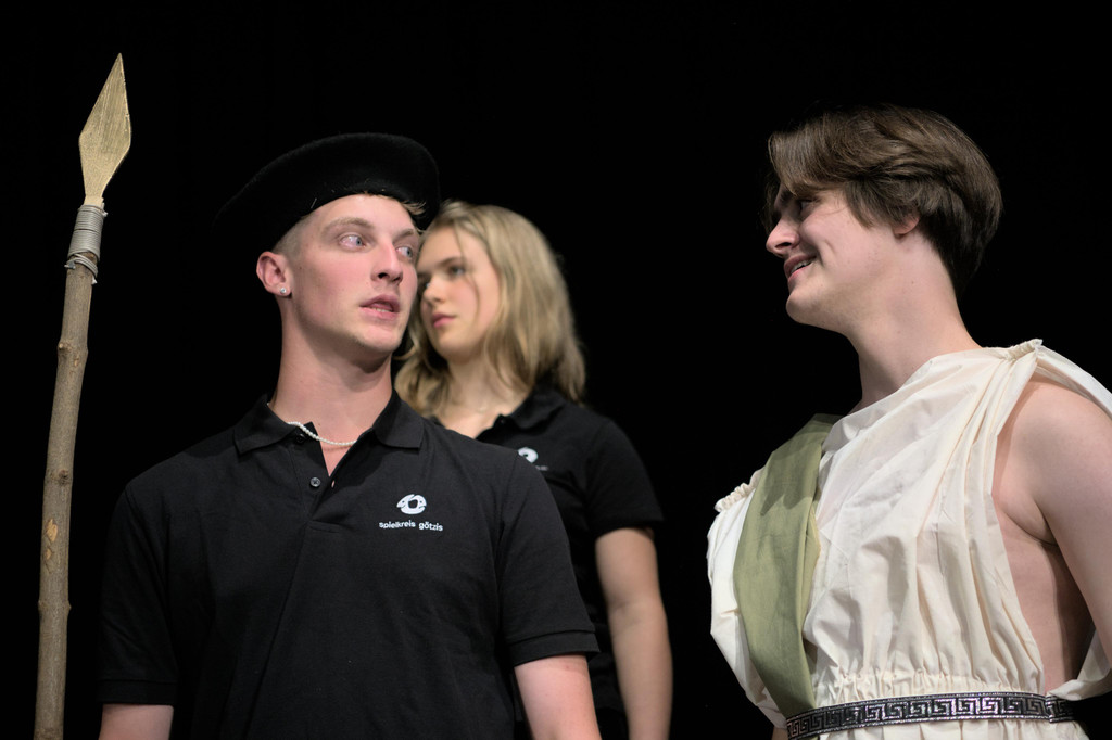 W__chter_ Diana und Orest_Jugendproduktion Spielkreis G__tzis 2023.jpg
