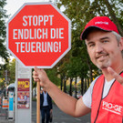 Aktion OeGB - Menschenkette -Hand in Hand gegen die Teuerung - Preise runter