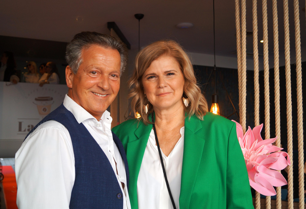 Moderator Roman mit Lydia Vukovic von Linea Uno.JPG