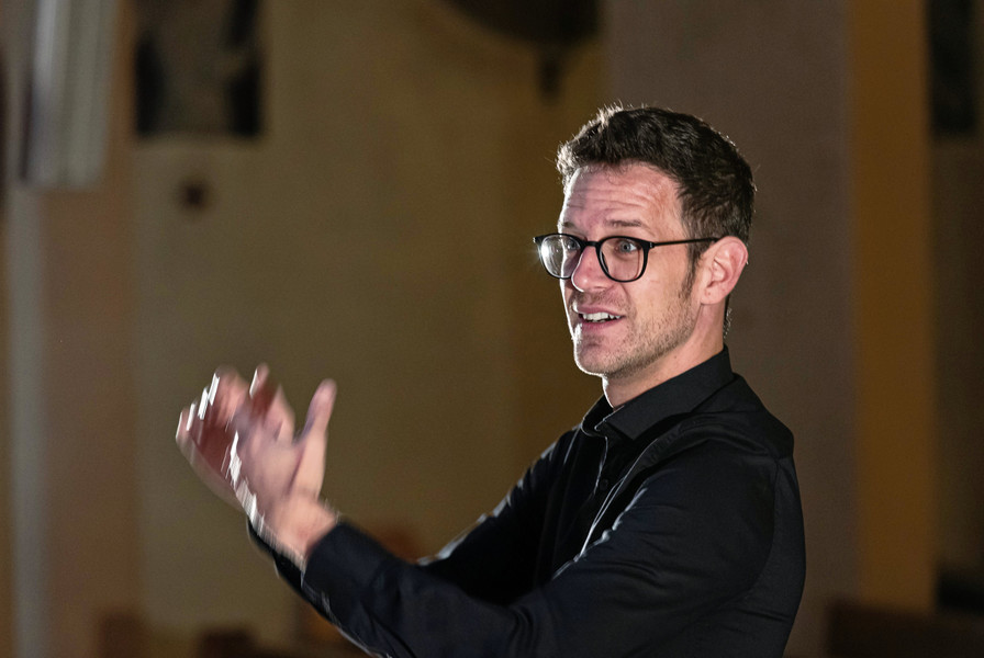 Chorleiter Philipp Nesensohn.jpg