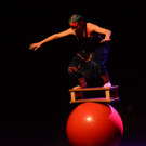 Jugendliche Zirkusshow mit beeindruckender Akrobatik