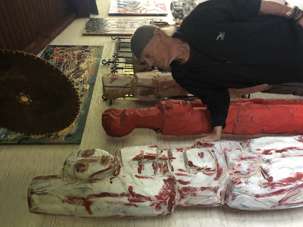 IMG_2257_-Gernot Riedmann betrachtet sein WerkJPG.JPG