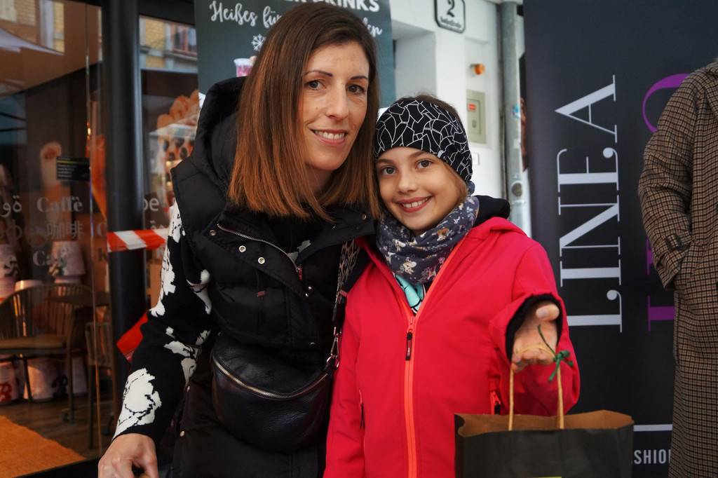 Ein __berraschungspaket gab es f__r Larissa Bitriol von Mama Denise.JPG