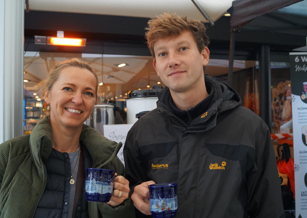 Lenka Novak und Sebastian Weiss genossen hei__en Gl__hwein.JPG