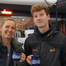 Lenka Novak und Sebastian Weiss genossen hei__en Gl__hwein.JPG