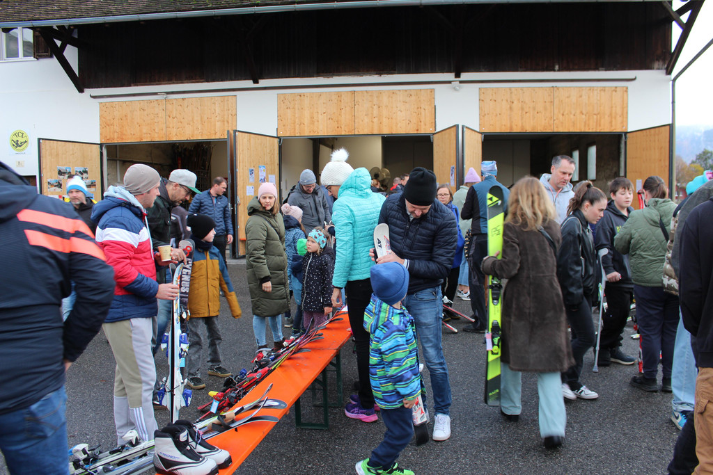WSV Sportartikeltausch 2023 Schi.JPG