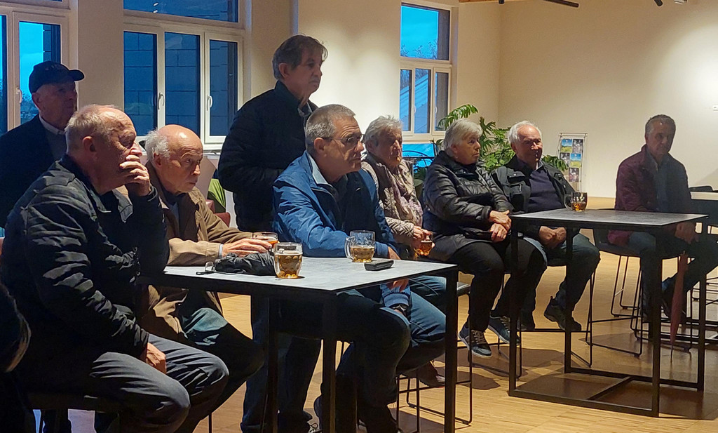 Ehrenmitglieder Indoor Zuschauer.jpg