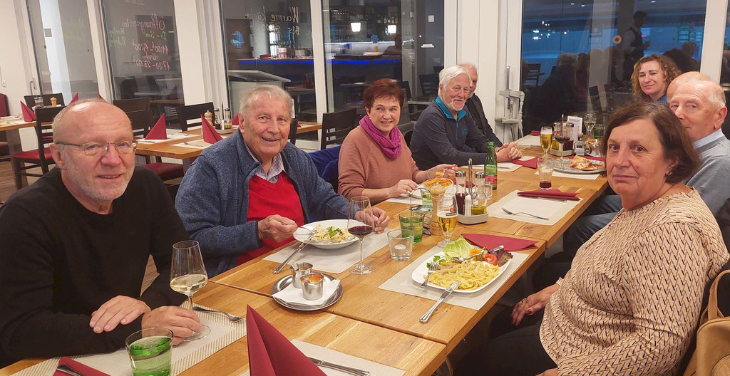 Ehrenmitglieder beim Hock.jpg