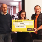 Andrea Walser freute sich über den Spendenscheck, den Cheforganisator Reinhold Schneider und Bgm Harald Witwer übergaben. 