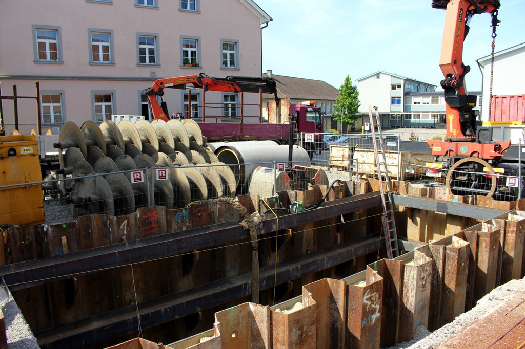 BU 6a DOKU Oberlochauerbach Hochwasserschutz BF SCHULZENTRUM Spundung Juli 2020 _2_.JPG