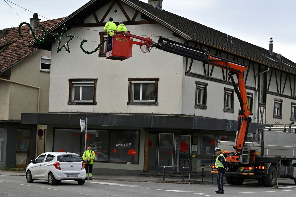 03 Installation Weihnachtsbeleuchtung __ Bernd Oswald.jpg