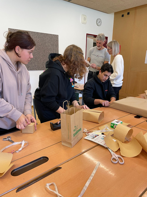 Die flei__igen Sch__lerInnen beim Verpacken1.jpeg