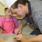 Mit Papa in der  Weihnachtsb__ckerei __ MG Rankweil _8_.JPG
