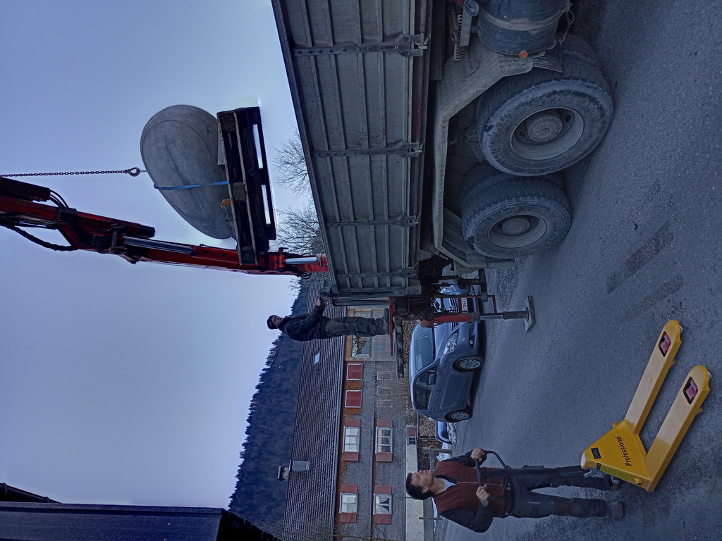 Ovoid 9 wird fu__r den Transport nach Dornbirn geladen-IMG_20231216_090244.jpg