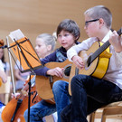 1703-Volksmusik-130 Gitarren.jpg