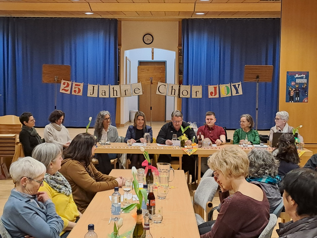 Vorstand an Sitzung.jpg